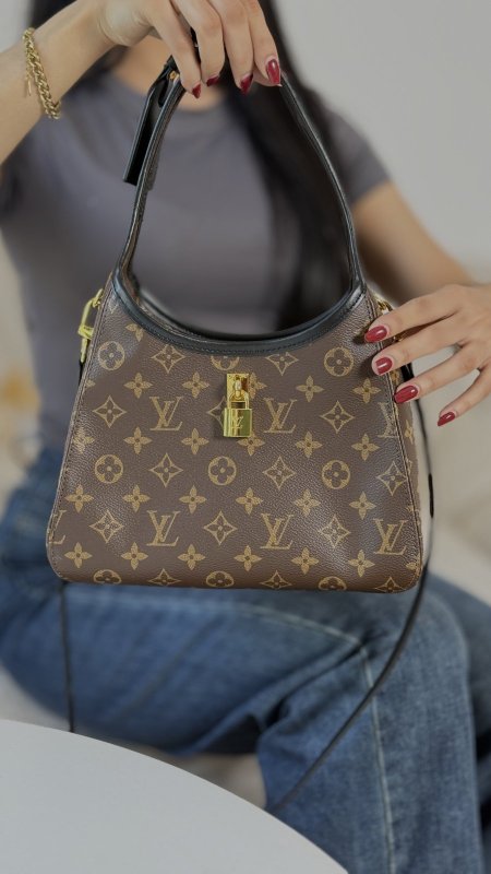 شعار LV اطار اسود