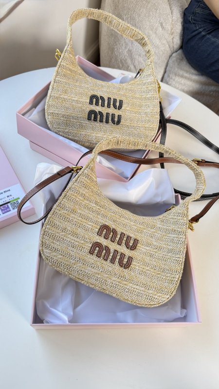 شنطة - Miu Miu قش / شامل علبة الشركة