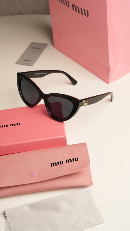 نظارة -Cat eye style  MIU MIU / شامل علبة الشركة و كيس