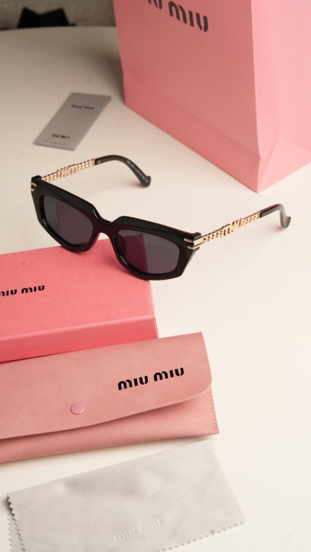 نظارة - MIU MIU / شامل علبة الشركة وكيس