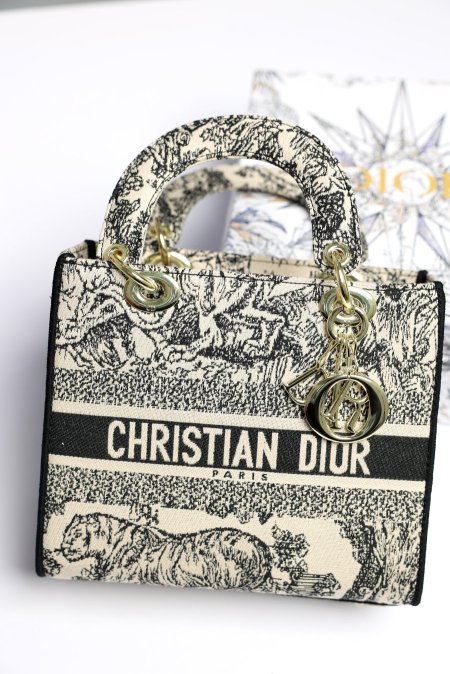 شنطة - Lady Dior ( ٢٣ سم ) / شامل علبة  - ديور - تايجر <br> <span class='text-color-warm'>نفدت الكمية</span>