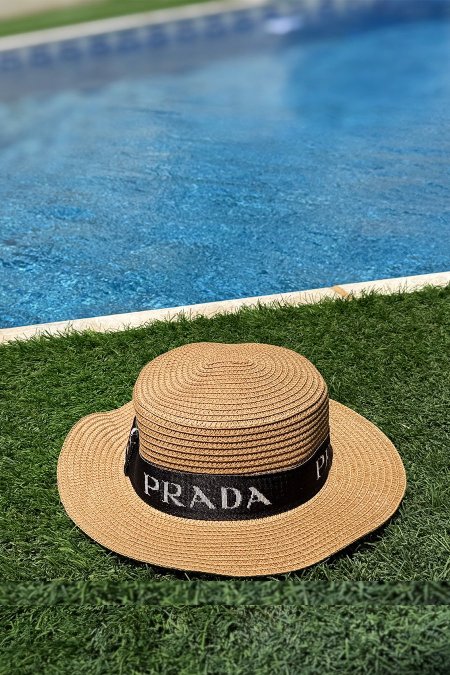 prada - بيج غامق