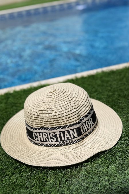 christian Dior - بيج فاتح