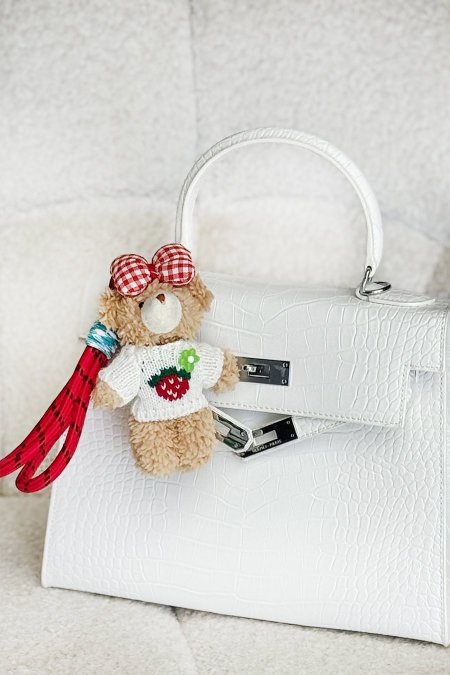 ميدالية دب بني بلوزة