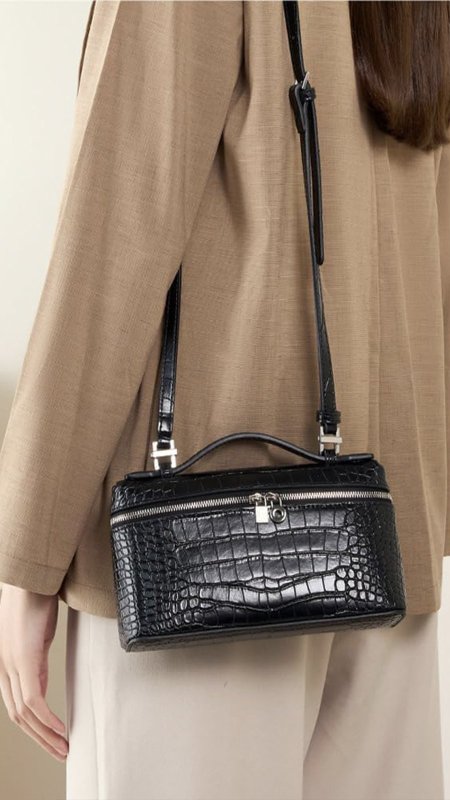 شنطة - لور بيانا / جلد تمساح شامل علبة الشركة