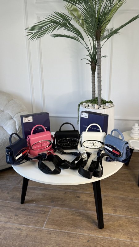 شنطة - TOMMY HILFIGER Crossover  / الاصلية شامل علبة و كيس الشركة