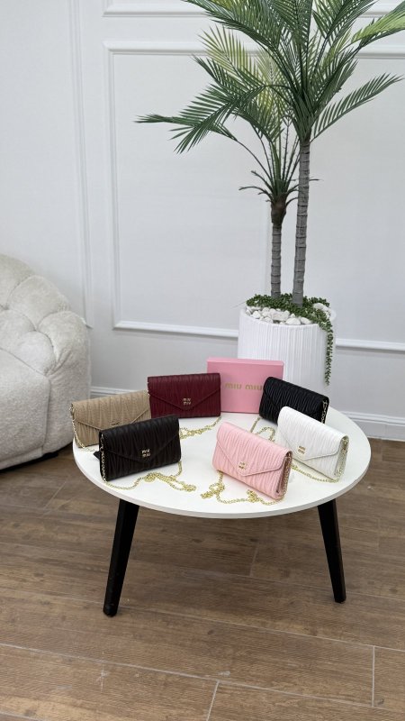 كلاتش Miu Miu - شامل علبة #2541