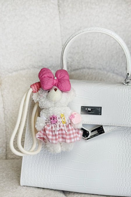 ميدالية دب ابيض تنورة