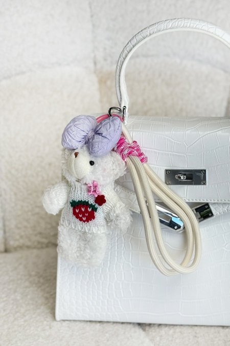 ميدالية دب ابيض بلوزة