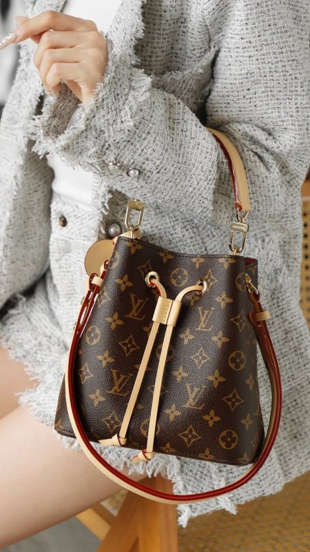شنطة - Louis Vuitton bucket - شامل علبة الشركة