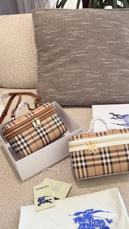 شنطة - Burberry Makeup / شامل علبة الشركة الترند