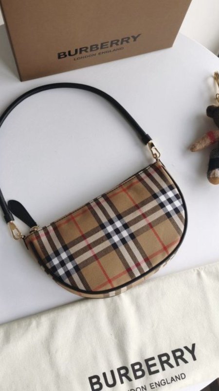شنطة - BURBERRY / شامل علبة الشركة