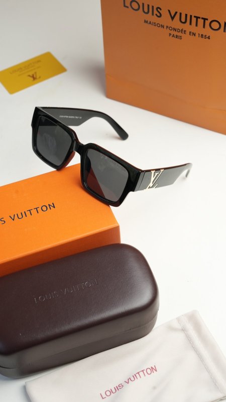 نظارة - Louis Vuitton / شامل علبة وكيس الشركة