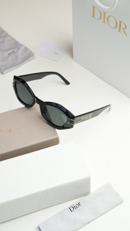 نظارة - Dior / شامل علبة وكيس الشركة