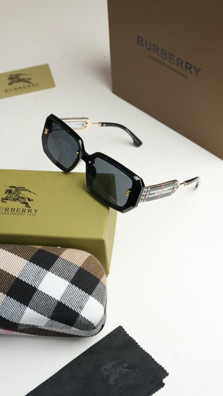نظارة - Burberry شامل علبة وكيس الشركة
