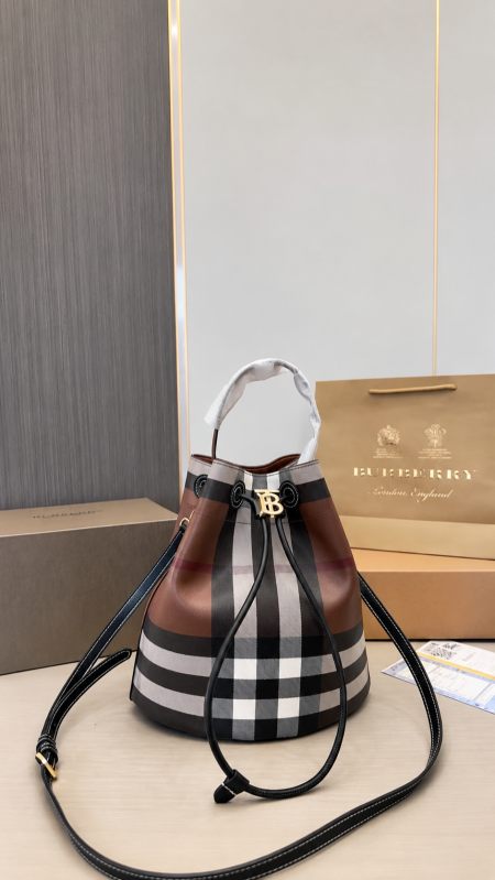 شنطة - Burberry ماستر / شامل علبة الشركة