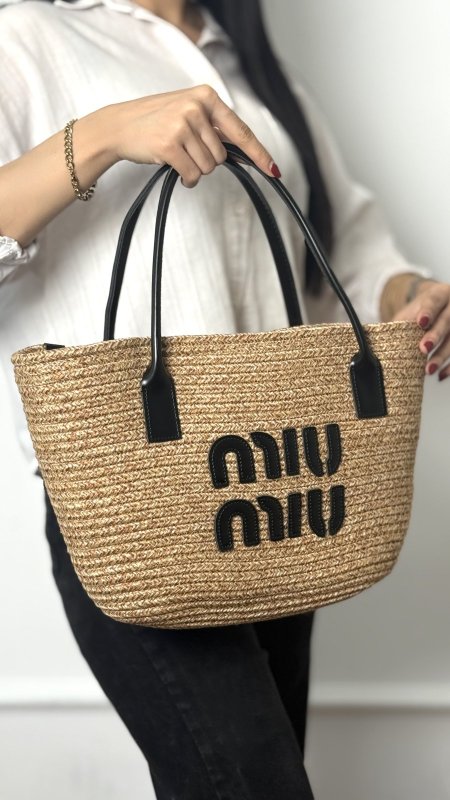 شنطة - Miu Miu / قش عملي حجم وسط