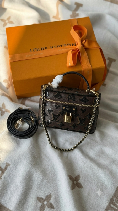 شنطة - LOUIS VUITTON MAKEUP / شامل علبة الشركة