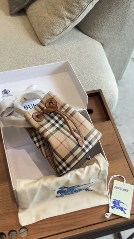 شنطة - BURBERRY bucket mini / شامل علبة الشركة