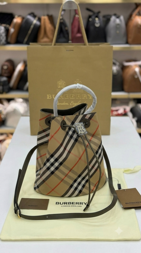 شنطة - BURBERY BUCKET / شامل علبة الشركة