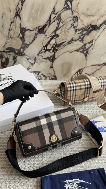 شنطة - BURBERRY / شامل علبة الشركة