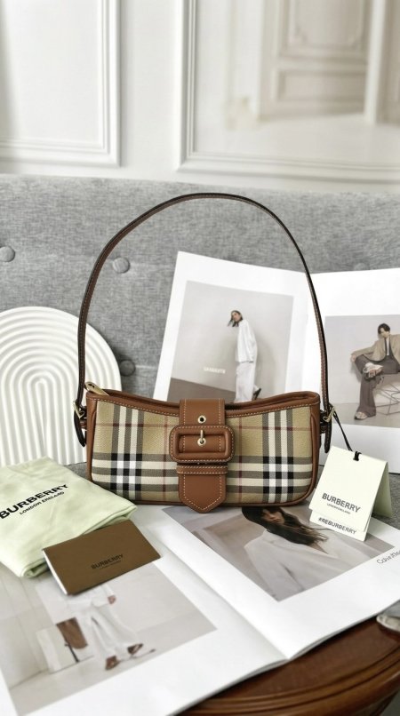 شنطة - BURBERRY / شامل علبة الشركة