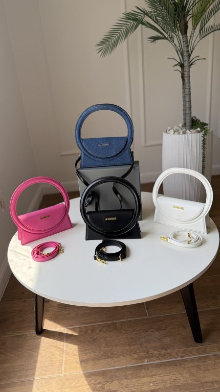 شنطة - JACQUEMUS le Sac Rond  / شامل علبة الشركة