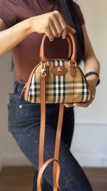 شنطة - Burberry ماستر / شامل علبة الشركة