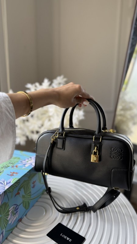 شنطة - LOEWE / شامل علبة الشركة
