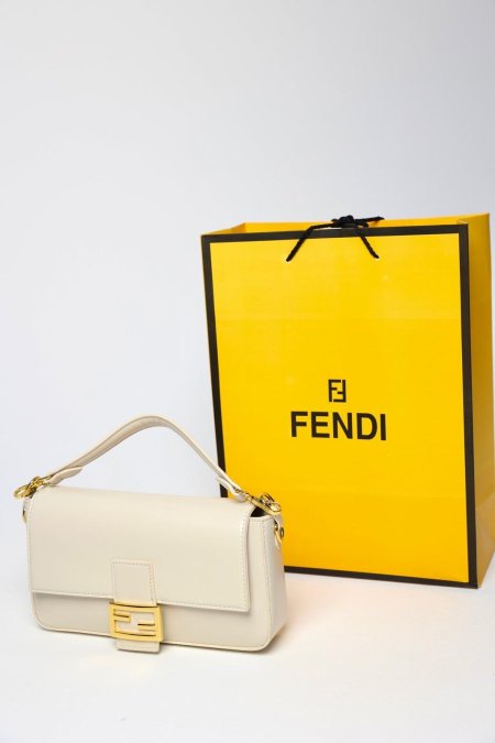 شنطة - Fendi Baguette / شامل كيس الشركة  - بيج