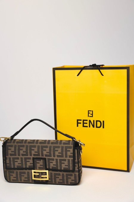 شنطة - Fendi Baguette / شامل كيس الشركة  - شعار فيندي / بني فاتح <br> <span class='text-color-warm'>نفدت الكمية</span>