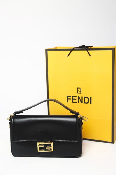 شنطة - Fendi Baguette / شامل كيس الشركة  - اسود