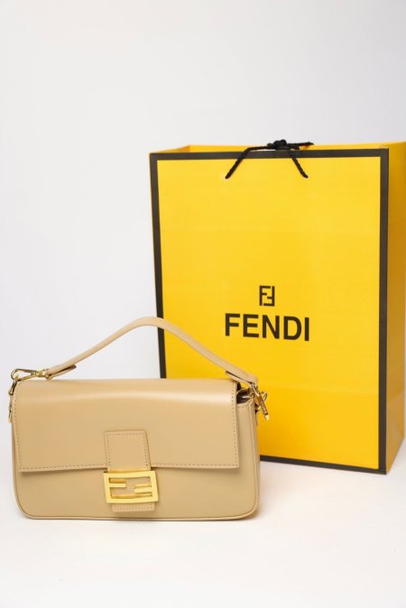 شنطة - Fendi Baguette / شامل كيس الشركة  - كاكي