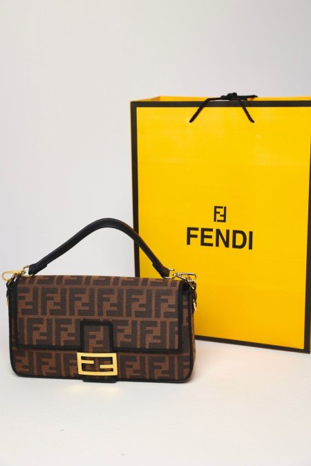 شنطة - Fendi Baguette / شامل كيس الشركة  - شعار فيندي / بني غامق <br> <span class='text-color-warm'>نفدت الكمية</span>