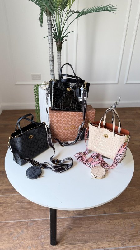 شنطة - Coach / شامل علبة الشركة ( مقاس عملي )