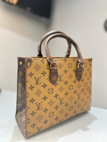 شنطة - Louis Vuitton 