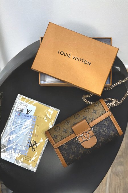 كروس - Louis Vuitton  / شامل علبة  - lv - ردة اصفر اطار بيج