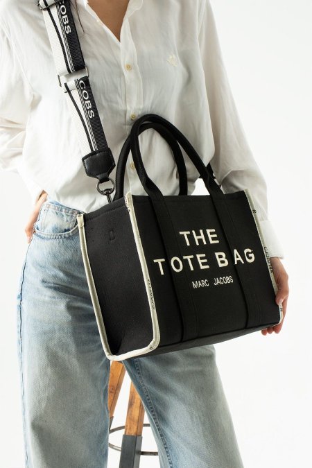 شنطة -  Marc jacobs Tote / شعار تطريز  - اسود