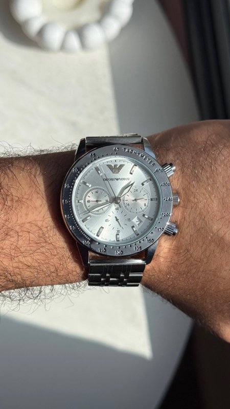 فضي من الداخل ابيض