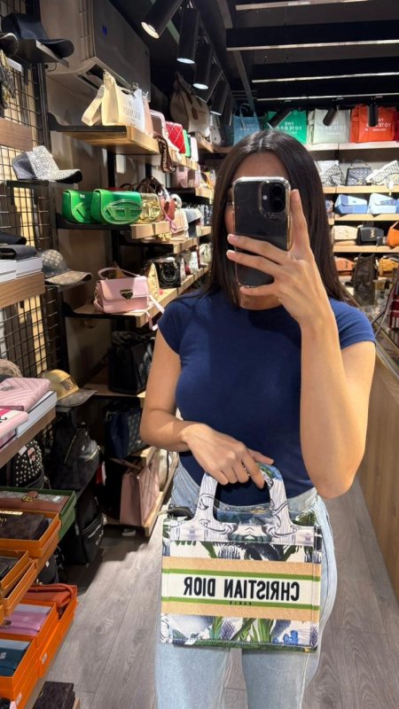 ابيض مع نقشة