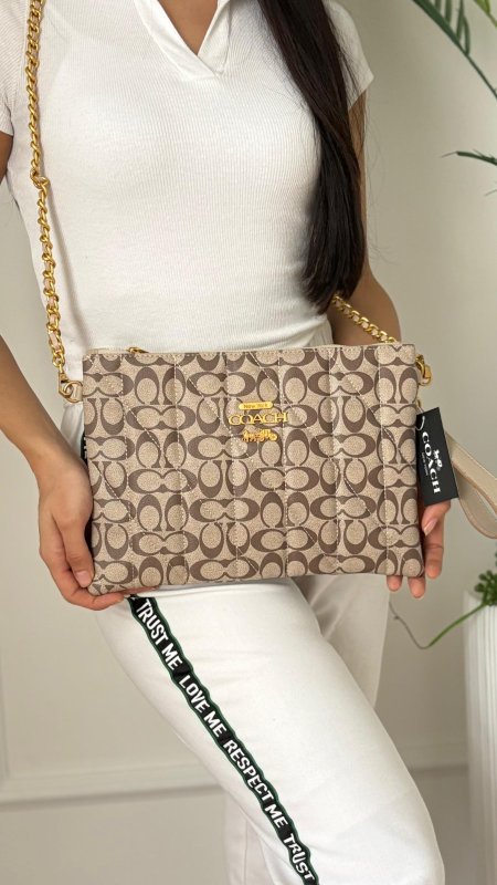 بيج فاتح مع شعار غامق