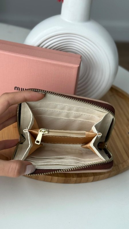 جزدان - MIU MIU /  مقاس صغير / شامل علبة الشركة مع سحاب داخلي للفراطة