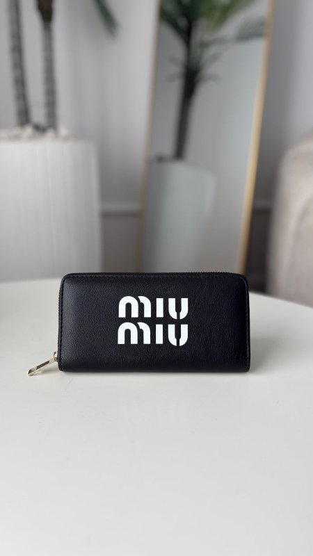 أسود miu miu شعار كبير