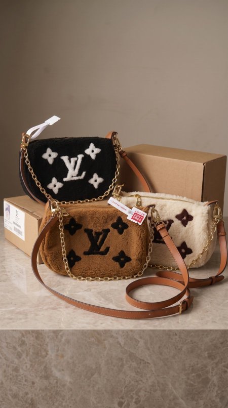 شنطة - LOUIS VUITTON فرو / ماستر كواليتي شامل علبة