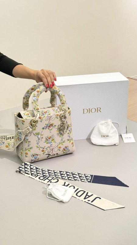شنطة - DIOR - شامل علبة الشركة