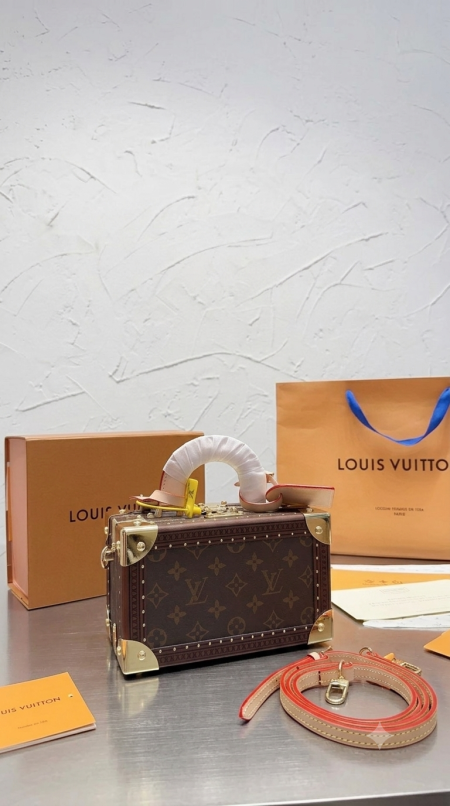 شنطة - Louis Vuitton  الجديدة كليا  / شامل علبة الشركة