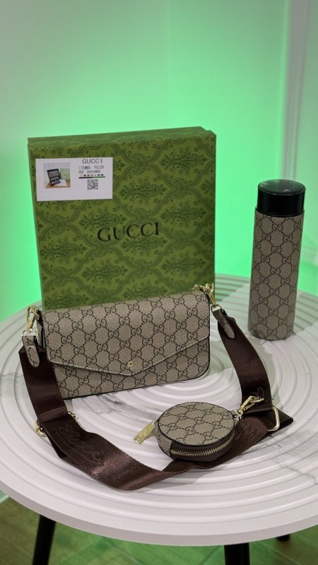 طقم - GUCCI / شامل مطرة و علبة الشركة