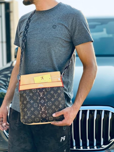 شنط شبابية Louis Vuitton 