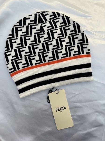 طاقية ماركة Fendi