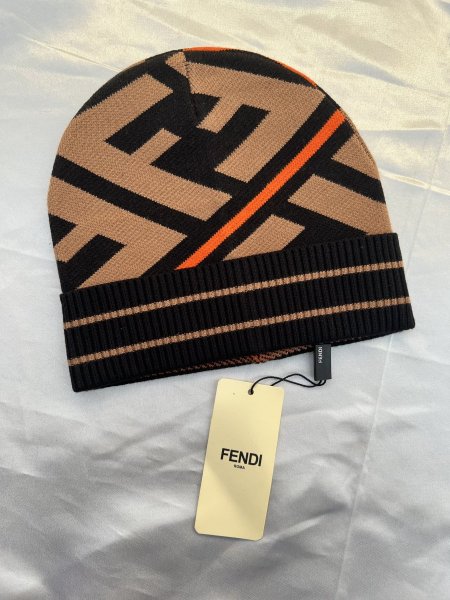 فندي شعار كبير مع بني